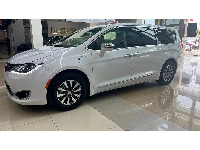 Chrysler Pacifica Pinnacle 2023 г